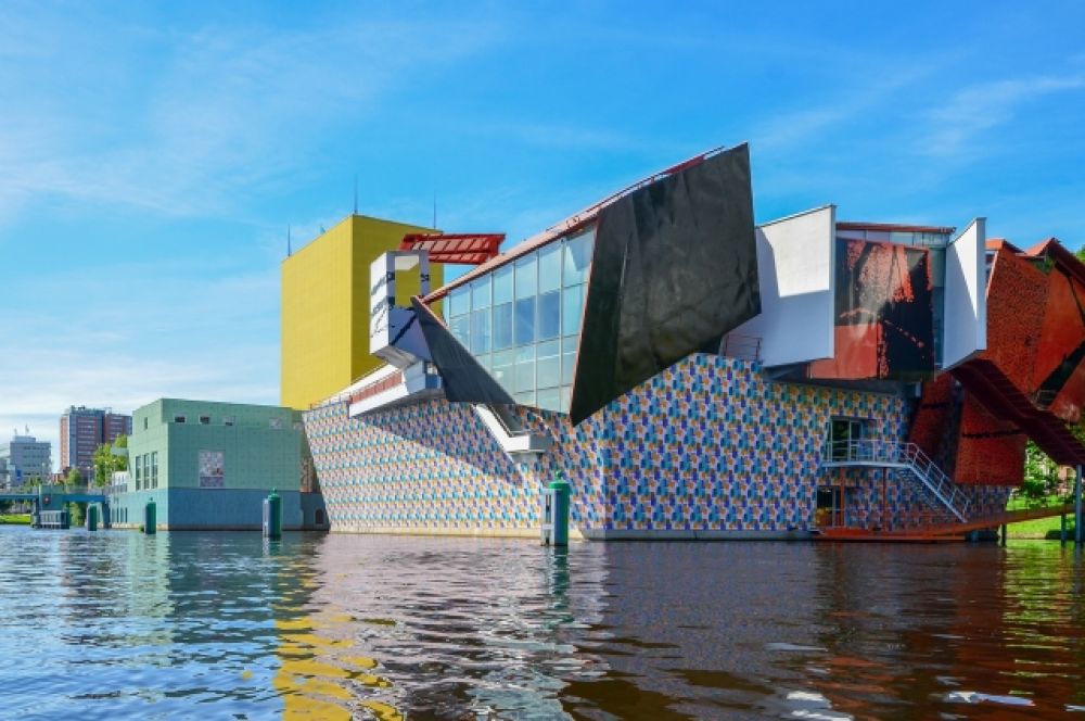 Проект в Нидерландах: восточный павильон музея в Гронингене (1993-1994, Coop Himmelb(l)au). В России по проектам австрийского бюро зданий пока нет.