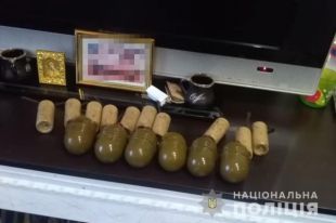 В Житомире мужчина хранил на балконе боевые гранаты
