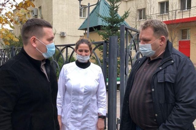 Депутат облдумы передал саратовскому медцентру маски и дезсредства
