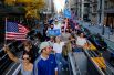 Американцы празднуют победу Байдена на Манхэттене в Нью-Йорке. 