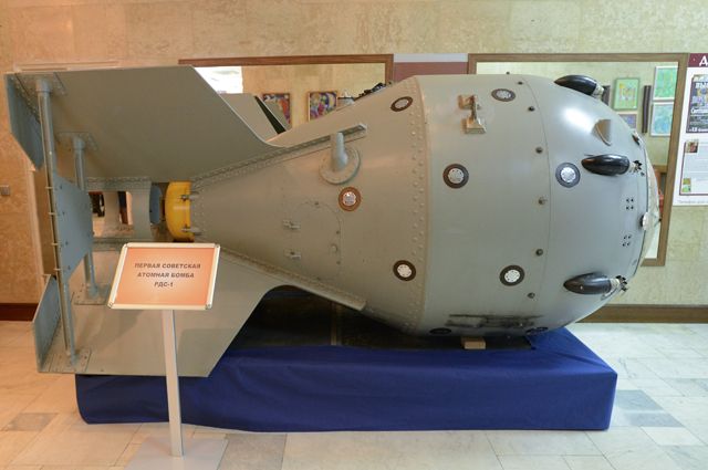 Первая советская атомная бомба РДС-1 в музее Российского федерального ядерного центра — Всероссийского научно-исследовательского института экспериментальной физики (РФЯЦ-ВНИИЭФ) в Сарове.