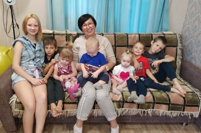 Основательница приюта Влада Кучеренко (в центре) со «своими детьми».