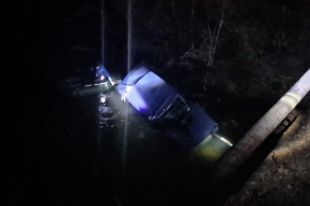 В Красногвардейском районе при падении ВАЗ в реку погибла девушка-водитель.