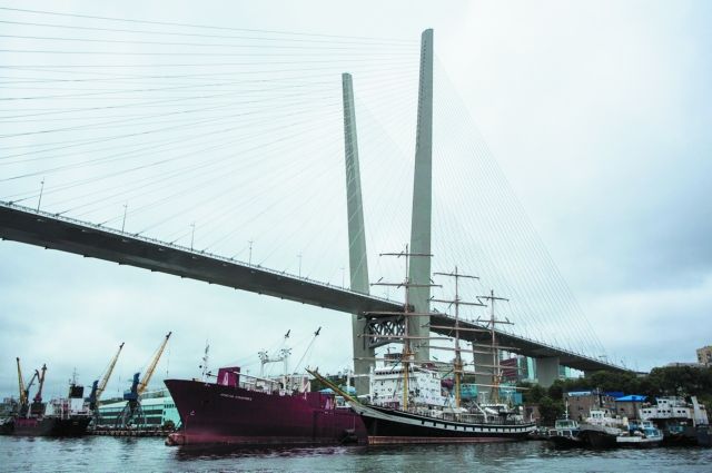 Давление из-за санкций США: сухогрузу не дают места в порту Владивосток