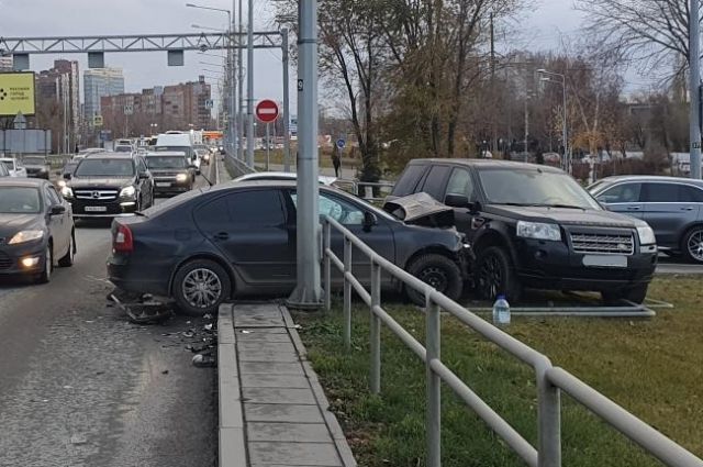 В Самаре на ул. Платонова Škoda вытолкнула Land Rover с проезжей части