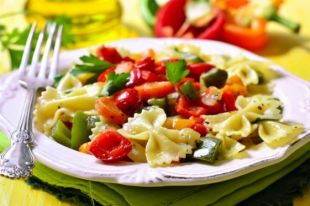 Ужин за 30 минут: макароны с виноградом и отварной курицей