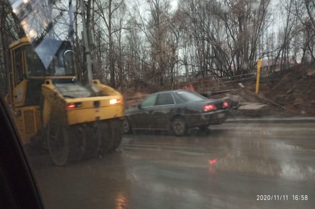 Дорожники укладывают асфальт в лужи в Новосибирске