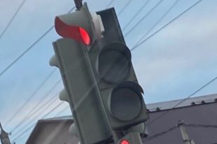 Светофор продолжил работать после удара стихии.