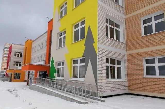 Строители показали мэру Каменска-Уральского новый детский сад