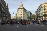 Недовольные ограничениями выходят в Барселоне на митинги. 