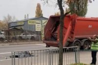 В Киеве мусоровоз насмерть сбил пешехода