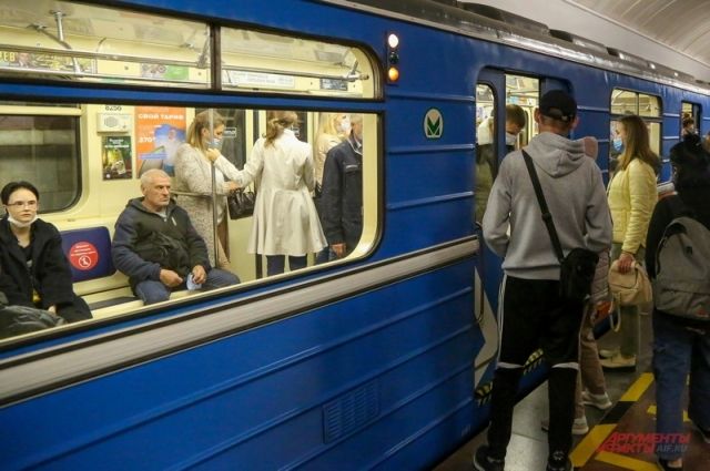 В метро Екатеринбурга установили автоматы с масками и антисептиками