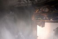 Из задымленного дома на улице Чкалова в Оренбурге пожарные спасли 18 человек, в числе которых две детей.