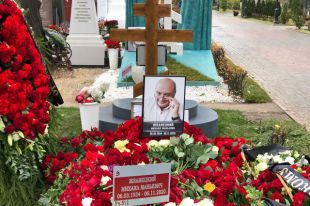 Что за история со “сменой” отчества на могиле Михаила Жванецкого?