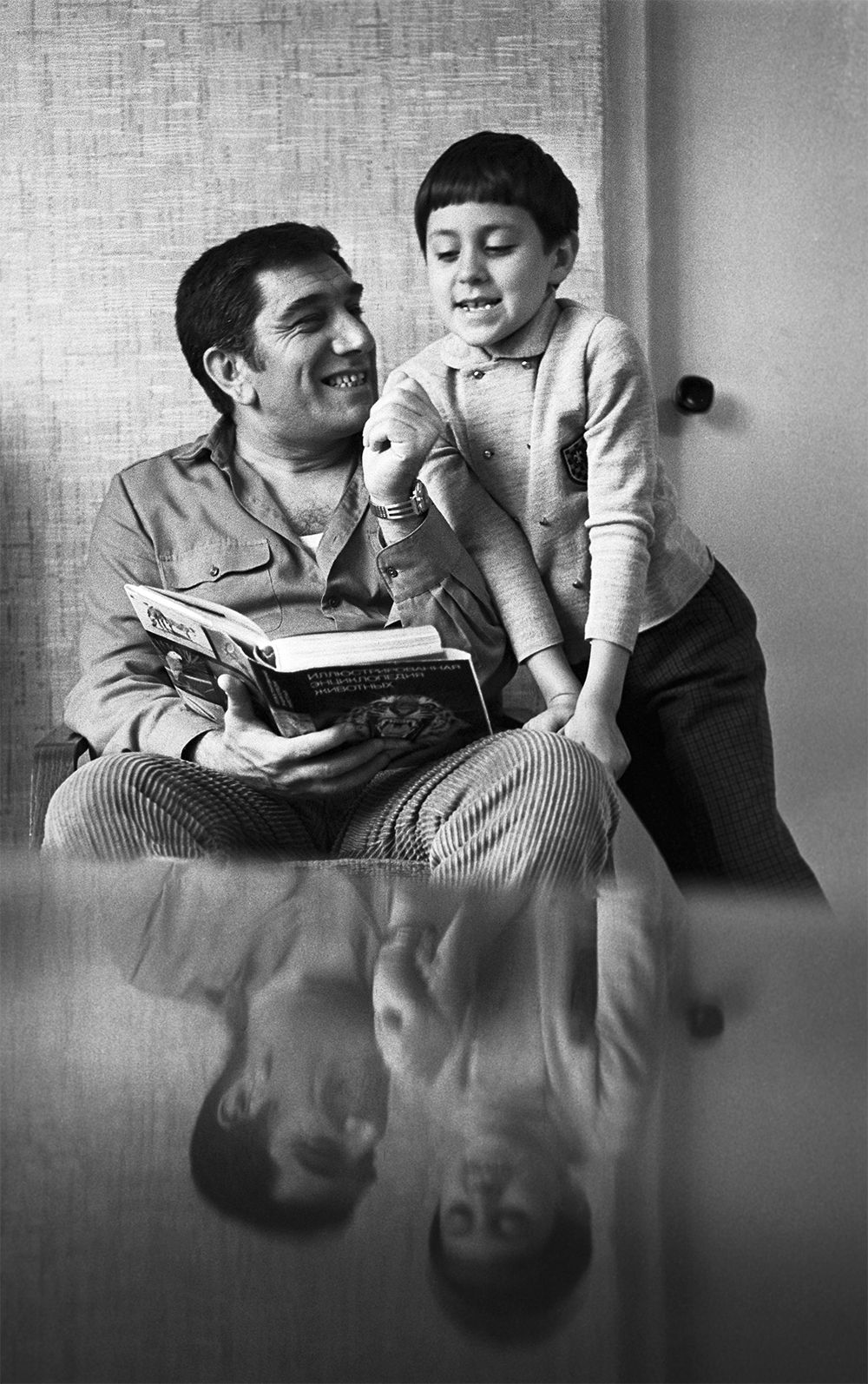 Народный артист СССР Армен Джигарханян с сыном. 1974 год.