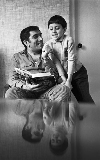 Народный артист СССР Армен Джигарханян с сыном. 1974 год.