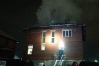 ​Трехэтажный жилой дом горит в Ленинском районе Новосибирска. На тушение пожара съехались семь пожарных машин. 