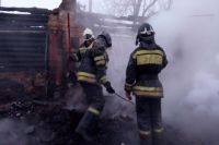 Пожарные продолжают разбор сгоревшего дома.