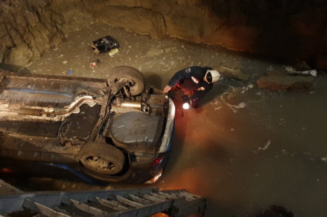 В Саратове пьяный водитель провалился в яму Заводского района