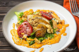 Поэкспериментируем со вкусами: салат с курицей и сухофруктами