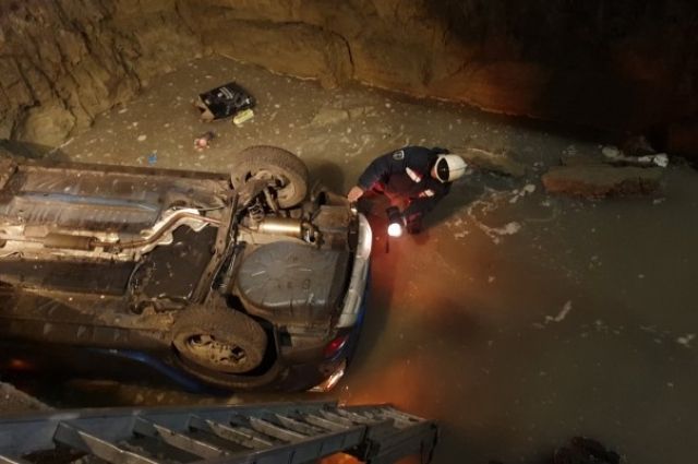 В Саратове автомобиль опрокинулся в коммунальную яму