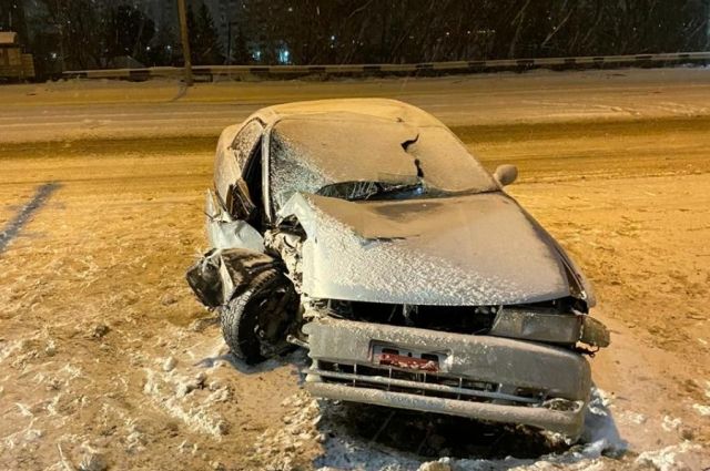 Автомобиль наехал на столб в Новосибирске