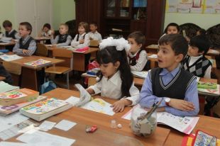 Часть учеников вернулись на учебу в школу.