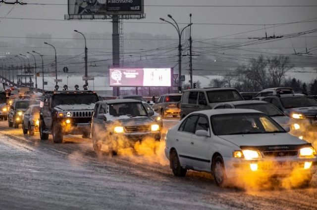 Новосибирск встал в пробках после снегопада.