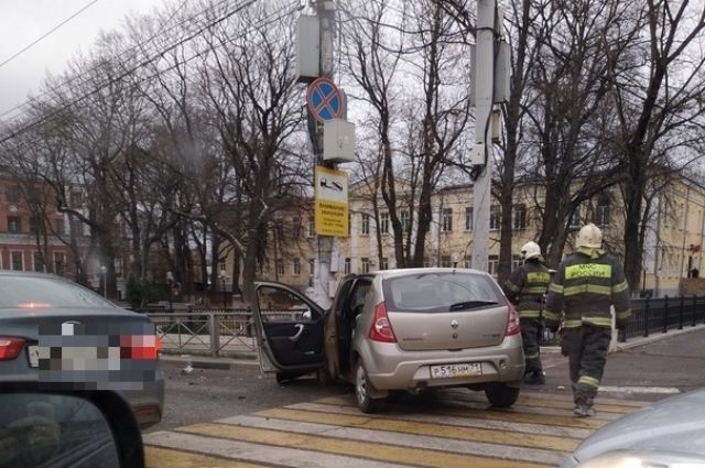 В Туле водитель Renault врезался в пожарную машину, ехавшую на вызов