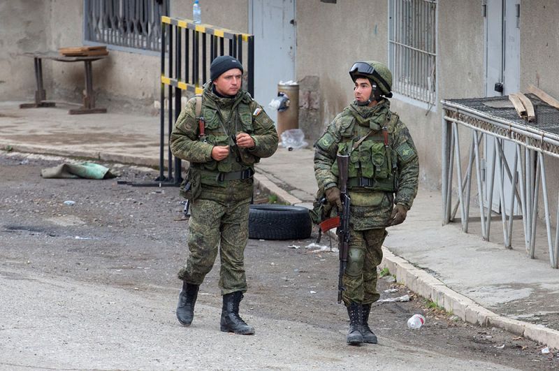 Российские военнослужащие из состава миротворческих сил патрулируют город Лачин.