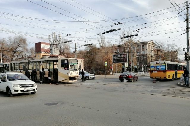 В центре Саратова трамвай врезался в автобус с пассажирами