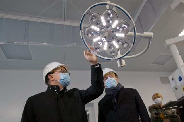 Алексей Текслер во время очередного визита в новую областную инфекционную больницу убедился, что оборудование готово к работе.