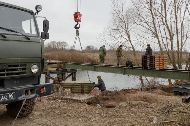 Военные начали строить 5 мостов в Тульской области