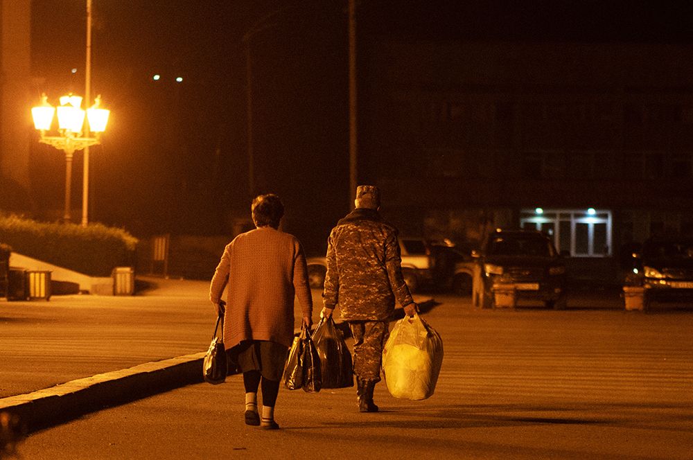 Беженцы из Нагорного Карабаха, вернувшиеся в Степанакерт из Еревана.