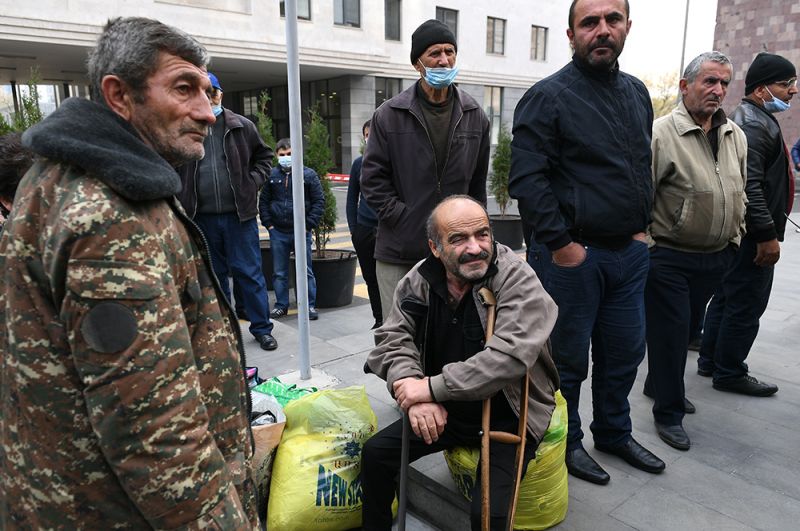 Беженцы из Нагорного Карабаха перед отправкой из Еревана домой в Степанакерт.