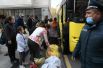 Беженцы из Нагорного Карабаха садятся в салон автобуса в Ереване во время возвращения домой в Степанакерт.
