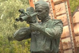 Памятник «Фронтовой кинооператор» в Красногорске.