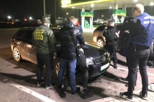 На Волыни задержали инспектора-пограничника во время получения взятки.
