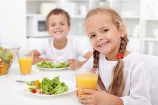 Пять вредных продуктов, которыми мы кормим детей