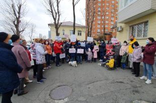 Пикет собрал около 500 жителей района.