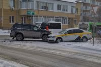 Брендированный автомобиль такси и внедорожник столкнулись в районе ОбьГЭС в Новосибирске.
