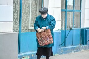 Одна из причин, по которой пожилые люди могут выйти из дома, - поход в магазин.