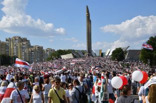 Стела «Минск – город-герой» стала местом притяжения участников многотысячных протестных акций.