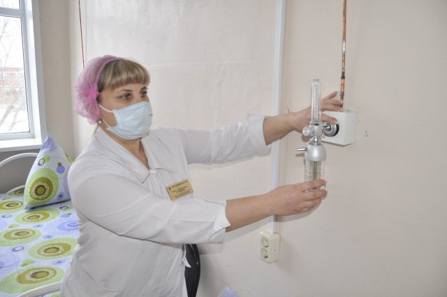 В районной больнице Омска развернули койки для больных коронавирусом