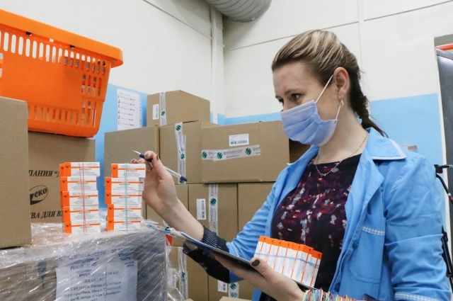 В Омск привезли крупную партию лекарств от коронавируса