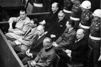 Обвиняемые Герман Геринг и Рудольф Гесс (крайние слева) на скамье подсудимых. Нюрнберг, декабрь 1945 г.