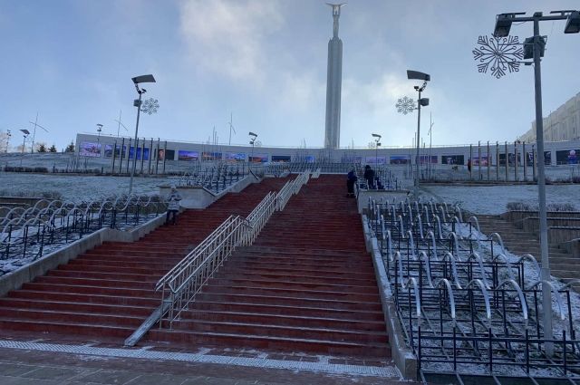 В Самаре на склоне у площади Славы монтируют сказочный ледяной дворец