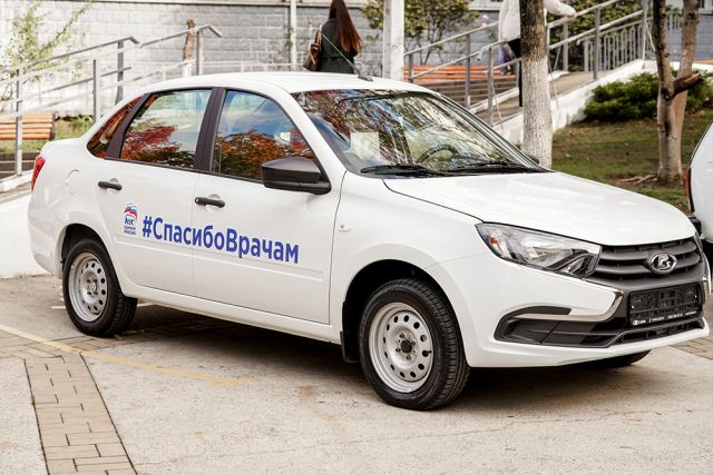 Депутаты Сочи передали поликлиникам новые автомобили