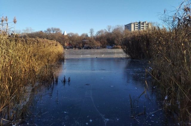 В Ульяновске спасли парня, который, катаясь на коньках, провалился в Свиягу
