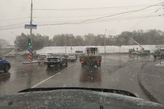 Более 900 машин и 8 тысяч человек убирали первый снег в Петербурге